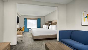 Bureau, rideaux occultants, fer et planche à repasser