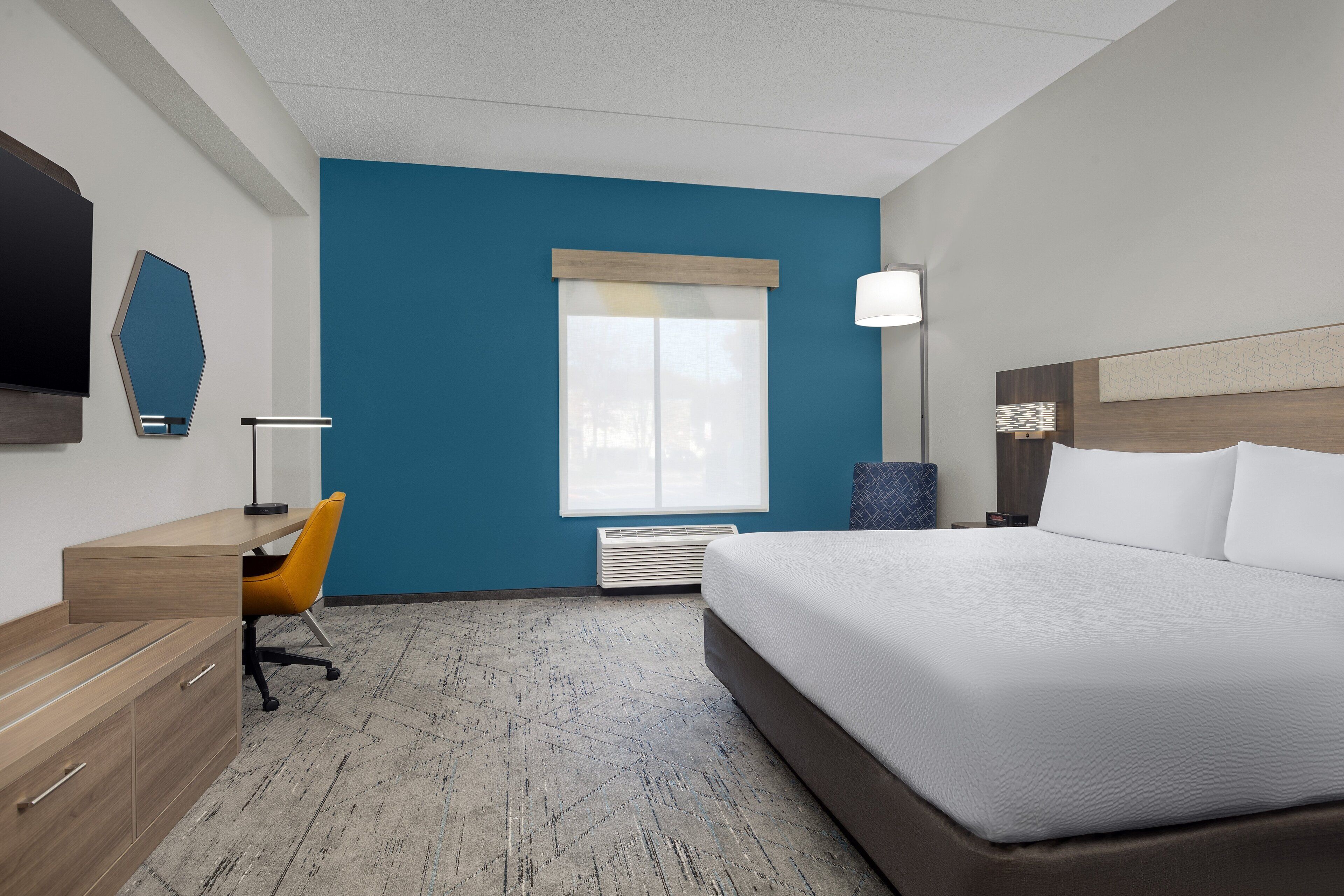 standard room, 1 king bed, roll-in shower (communications) | 1 bedroom, desk, blackout curtains, iron/ironing board