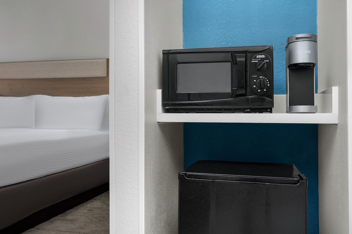 1 slaapkamer, een bureau, verduisterende gordijnen
