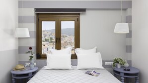 Double Room, Sea View | Peti besi dalam bilik, meja, katil lipat simpan/tambahan, Wi-fi percuma 
