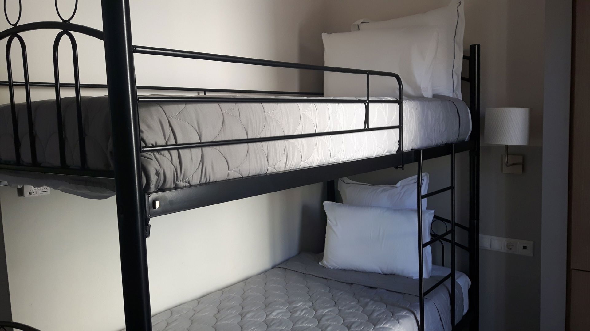 客房内保险箱、办公桌、折叠床/加床（额外收费）、免费 WiFi