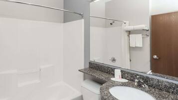 Amenidades de baño gratuitas, secadora de cabello, toallas