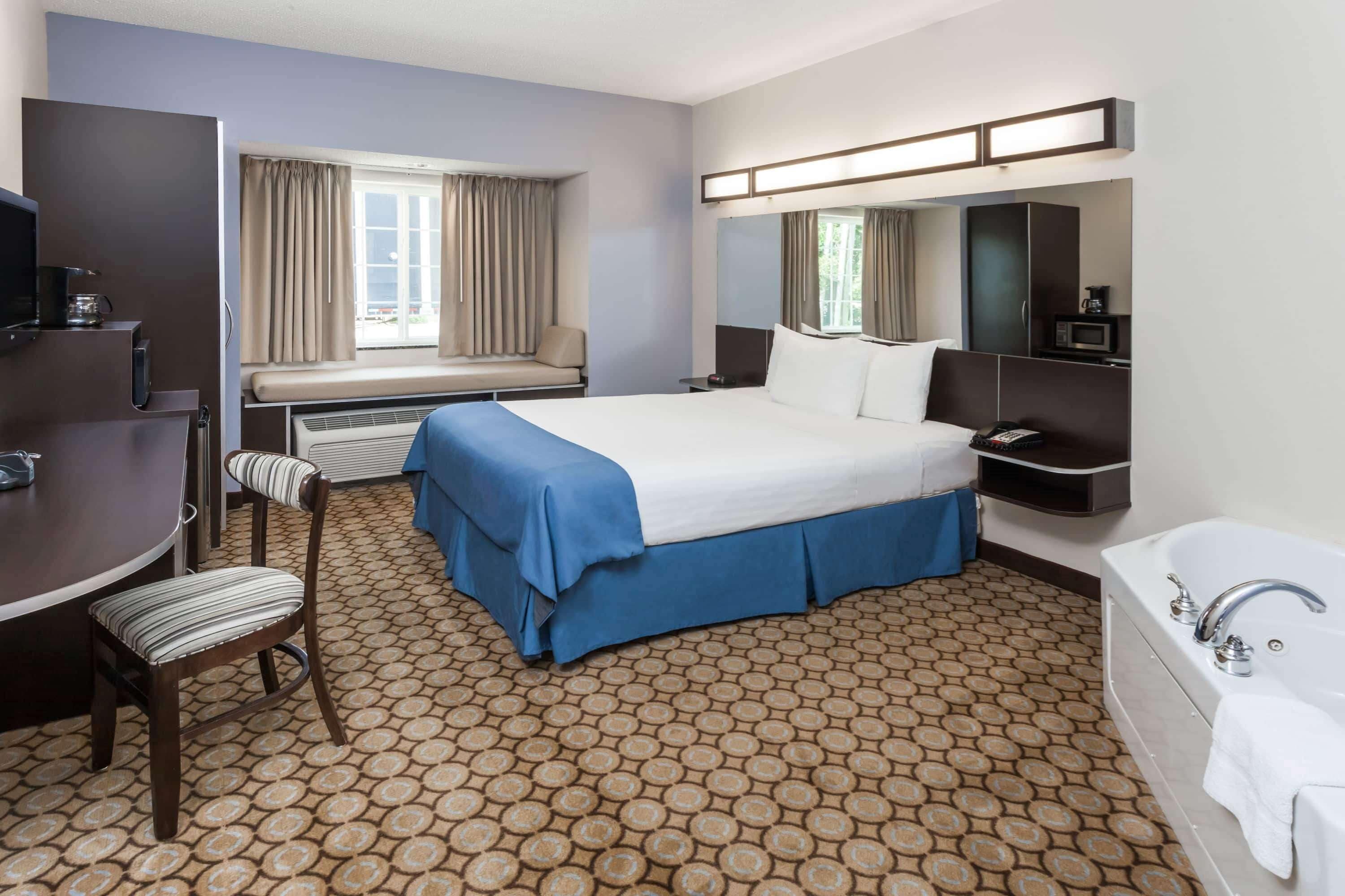 deluxe studio suite, 1 queen bed, non smoking | jetted bathtub