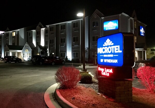 Un hotel Microtel con un cartel que indica llamadas locales gratuitas.
