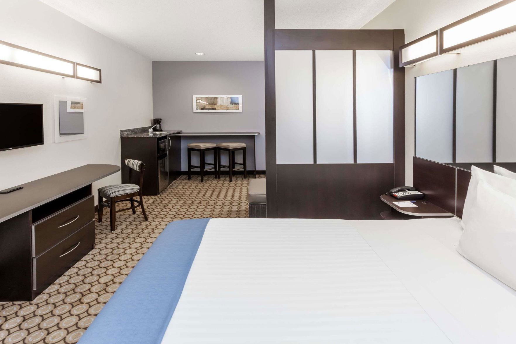 Pillowtop beds, in-room safe, desk, laptop workspace