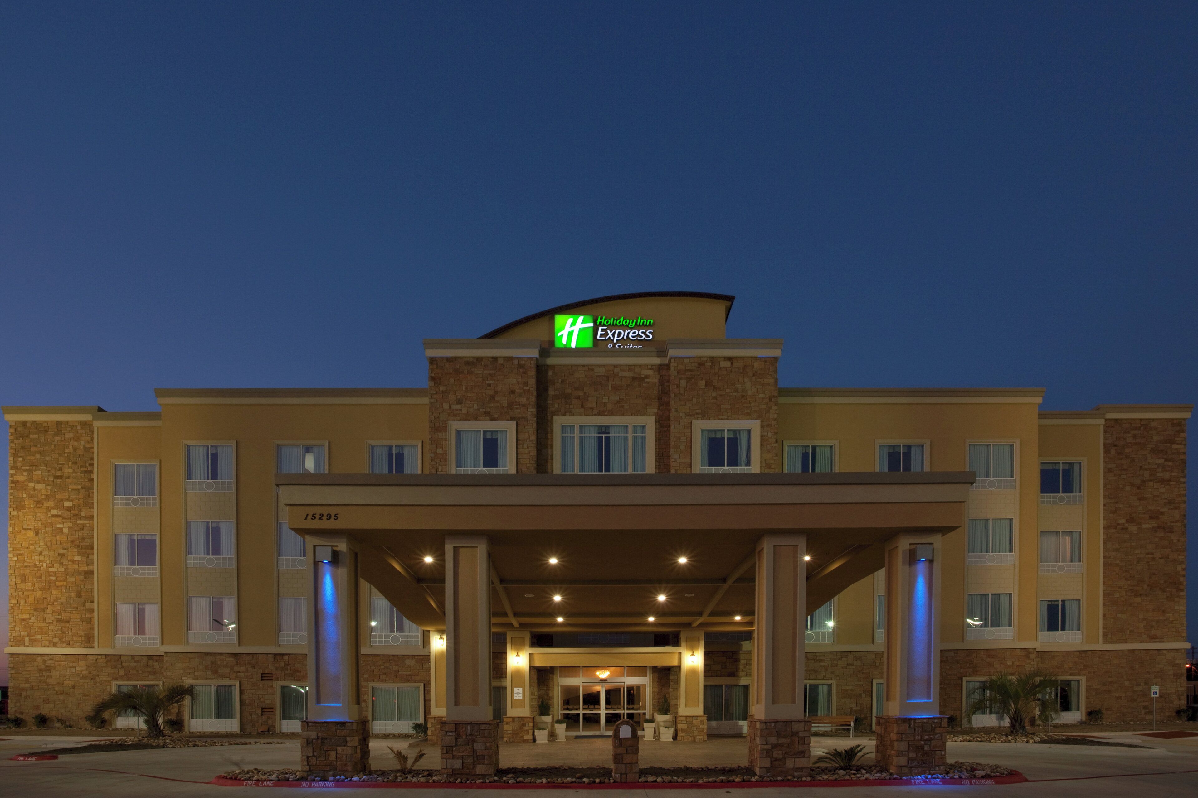 Un hôtel Holiday Inn Express doté d’une entrée abritée, de plusieurs étages et d’une façade en briques.