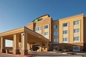 Edificio de Holiday Inn Express con acceso cubierto, varias ventanas y cielo despejado.