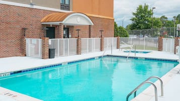 Piscine extérieure (ouverte en saison)