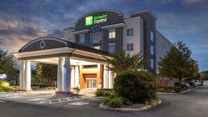 A Holiday Inn Express hotel with a covered entrance, multiple floors, and a parking lot. - Holiday Inn Express Crystal River by IHG (Crystal River)