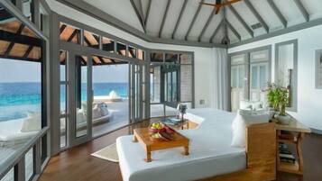 Minibaari, tallelokero huoneessa, työpöytä, vauvansängyt