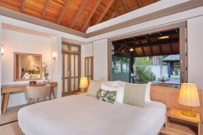 Minibaari, tallelokero huoneessa, työpöytä, vauvansängyt