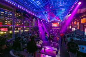 2 bars/lounges, rooftop bar