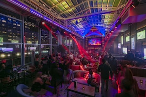 2 bars/lounges, rooftop bar