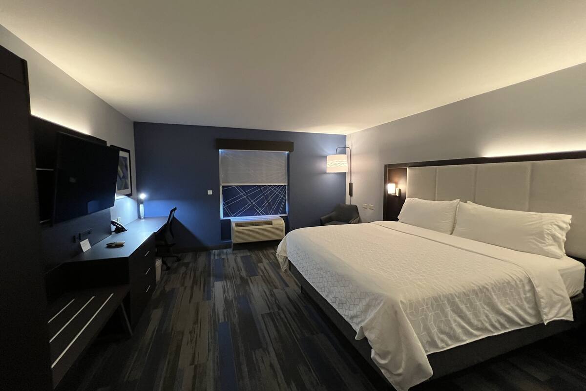 Peralatan tempat tidur hipoalergenik, meja, seterika/papan seterika 