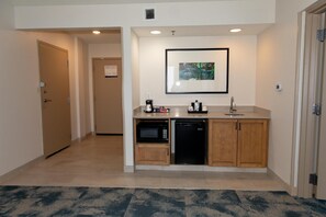 Suite, One King Bed, Non-Smoking | Minibar