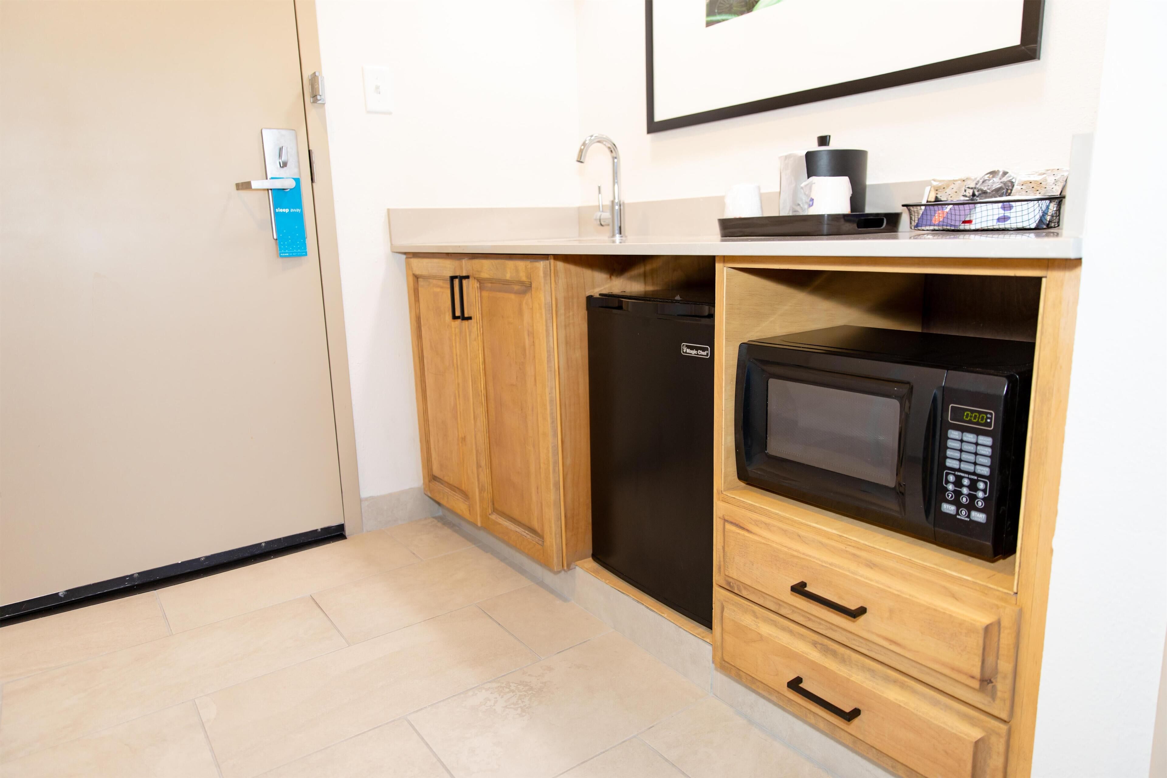 ثلاجة صغيرة