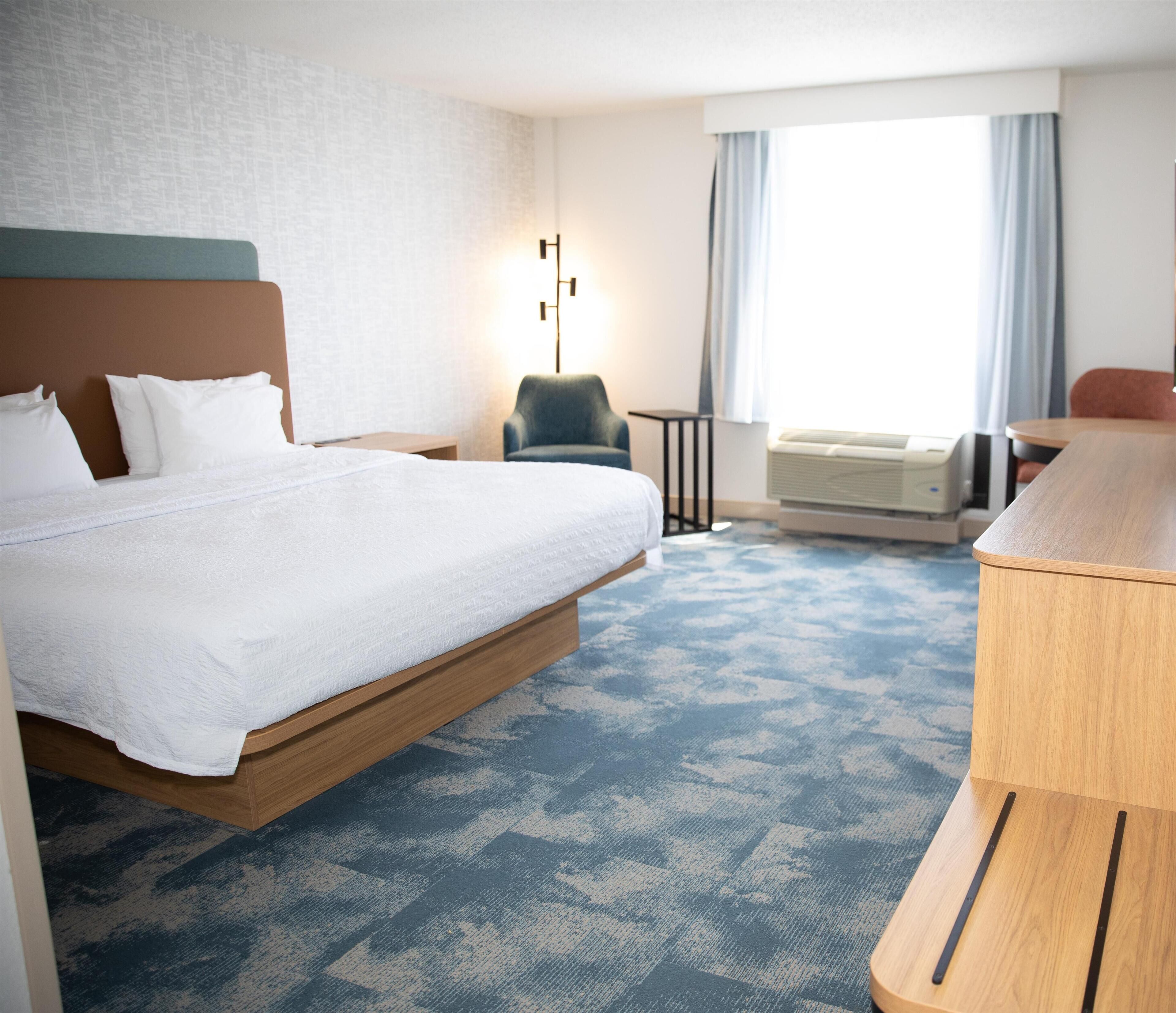 Habitación, 1 cama King size, con acceso para personas discapacitadas, para no fumadores | Caja de seguridad en la habitación y cortinas blackout 