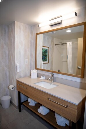 Ensemble douche/baignoire, articles de toilette de luxe, sèche-cheveux