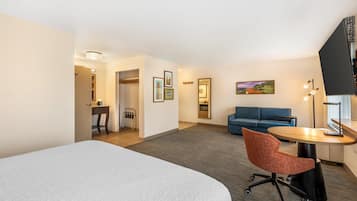 Edredón, escritorio y espacio para trabajar con laptop