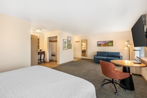 Edredons de pluma, escrivaninha, espaço de trabalho para notebook