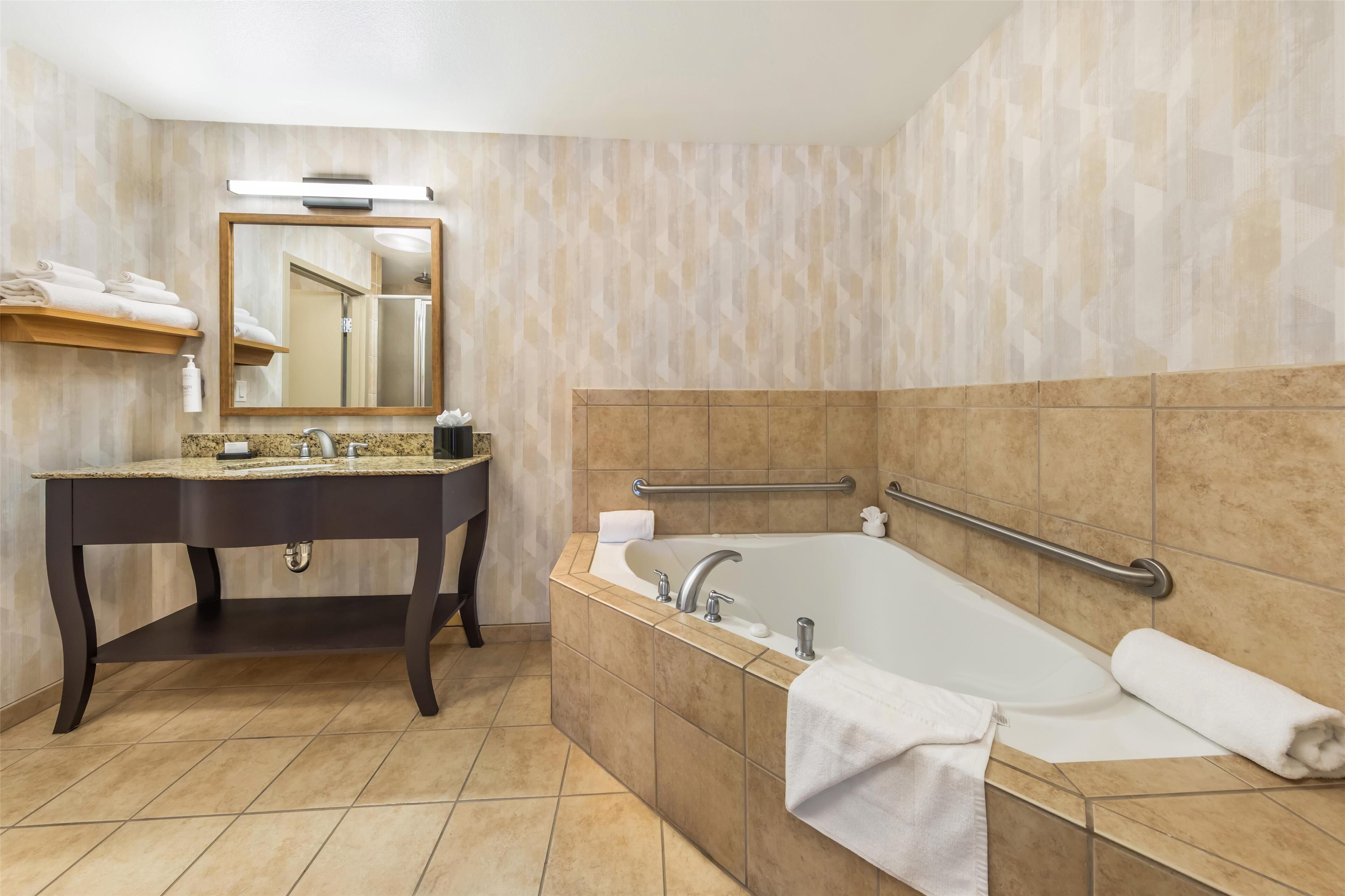 suite, 1 king bed, non smoking | bathroom | free toiletries, hair dryer, bathrobes, towels
