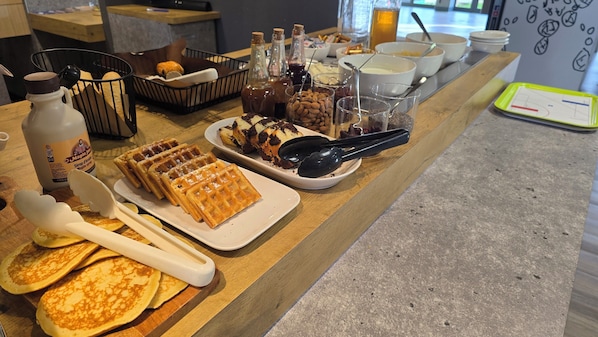 Daily buffet breakfast for a fee - ibis budget Goussainville Charles De Gaulle (Goussainville)