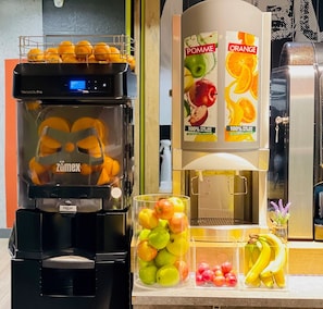 Petit déjeuner buffet (8.40 EUR par personne)