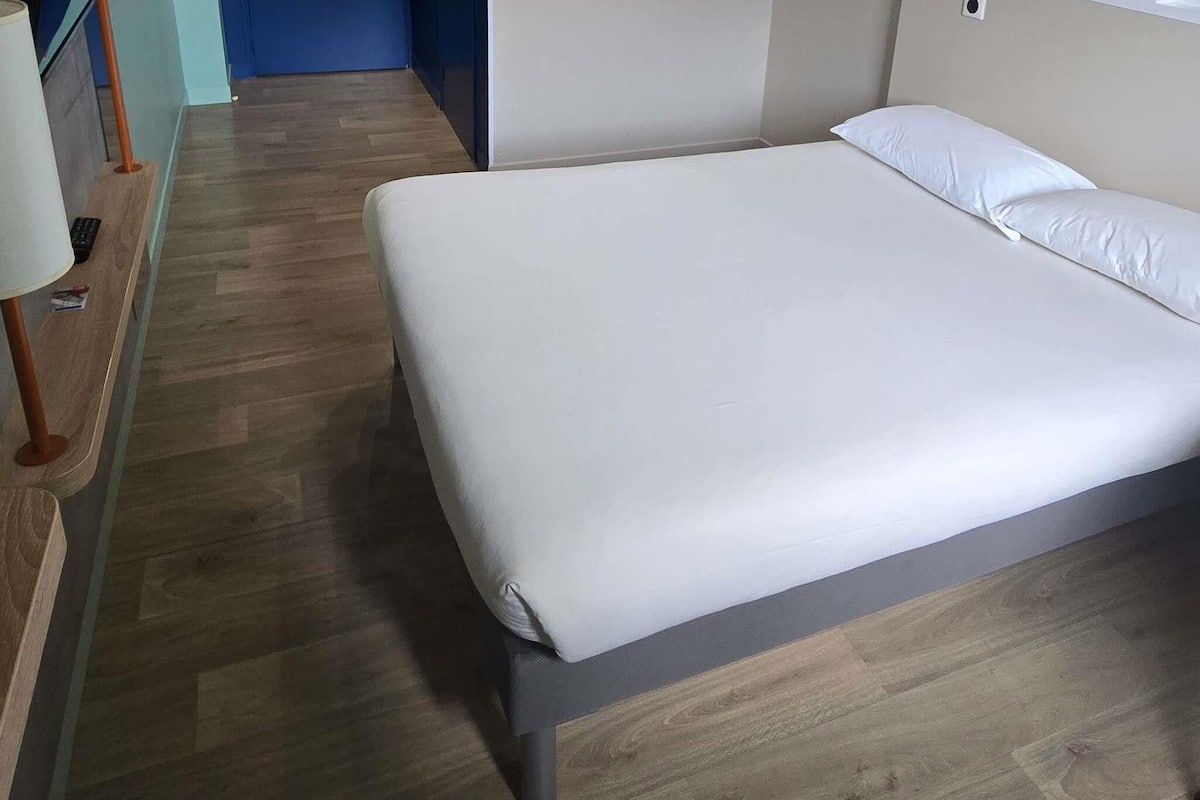 Chambre double | Bureau, lit de bébé (gratuit), accès au Wi-Fi (inclus), literie fournie