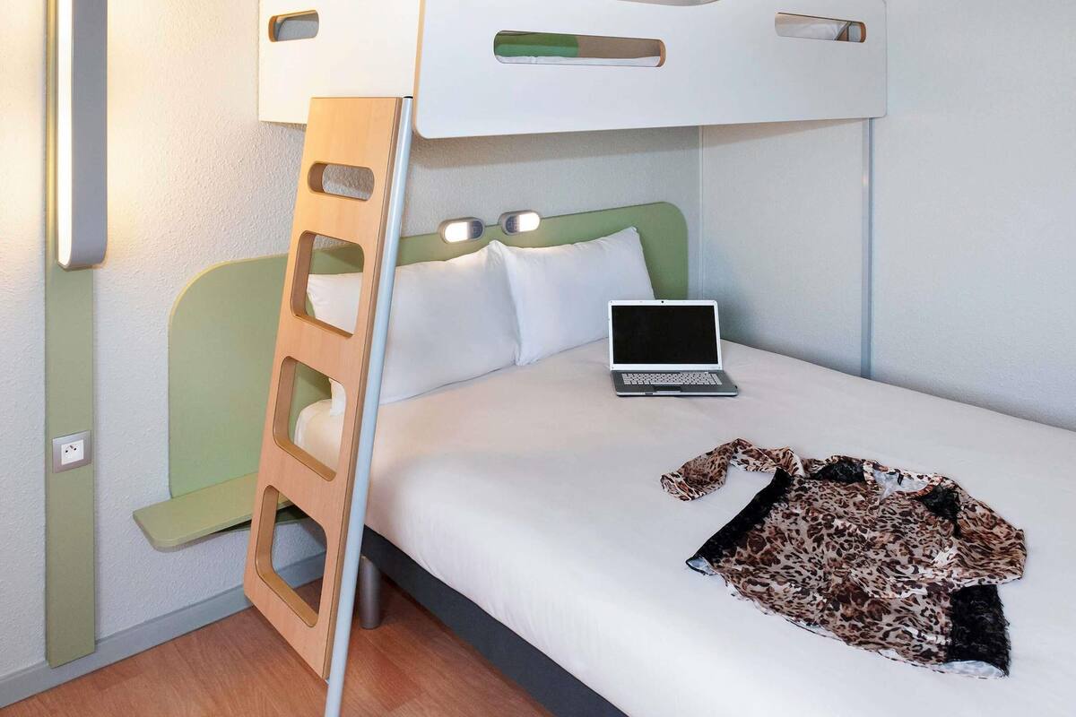 Desk, free cots/infant beds, free WiFi, bed sheets