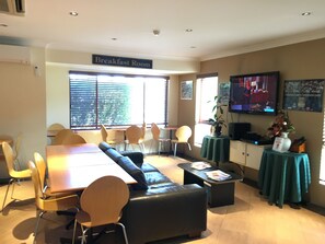 朝食 (コンチネンタル ブレックファスト)、毎日提供 (1 名様 12.50 AUD)