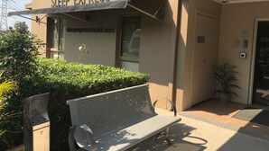Un banco frente a un edificio con un letrero que dice "SLEEP EXPRESS MOTEL".