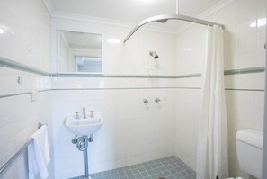 Shower, hair dryer, towels - Arena Hotel (Greenacre)