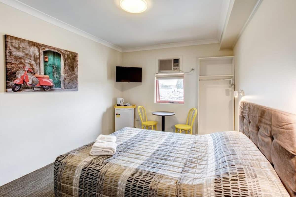 Habitación estándar, 1 cama Queen size | Escritorio, tabla de planchar con plancha, wifi gratis y ropa de cama