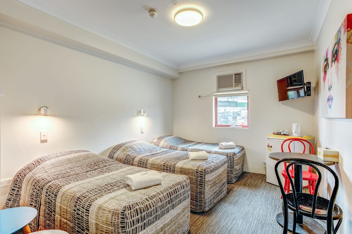 Habitación familiar, 2 habitaciones | Escritorio, tabla de planchar con plancha, wifi gratis y ropa de cama
