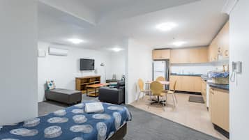 1 Bedroom Unit | Desk, iron/ironing board, free WiFi, bed sheets