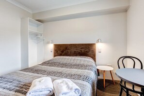 Desk, iron/ironing board, free WiFi, bed sheets - Arena Hotel (Greenacre)