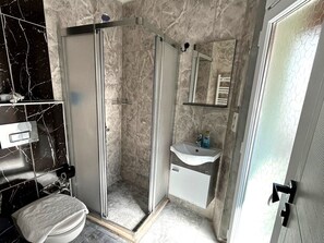 Shower, rainfall showerhead, hair dryer, slippers - Emirhan Inn Apartment & Suites (Istanbul)