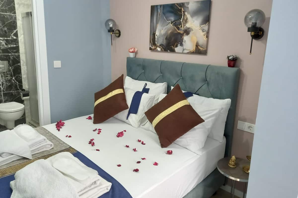 1 bedroom, premium bedding, memory-foam beds, in-room safe