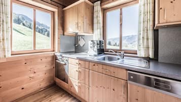 Full-size fridge, microwave, oven, stovetop