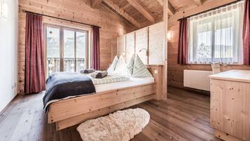 1 bedroom, in-room safe, individually decorated, iron/ironing board