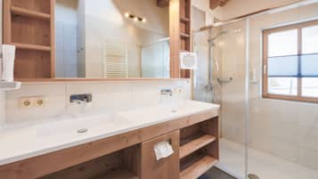 Badewanne und Dusche (separat), Haartrockner, Handtücher
