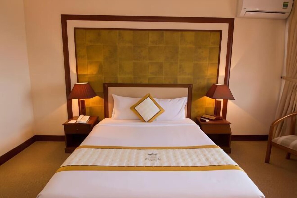 In-room safe, WiFi (free), bed sheets