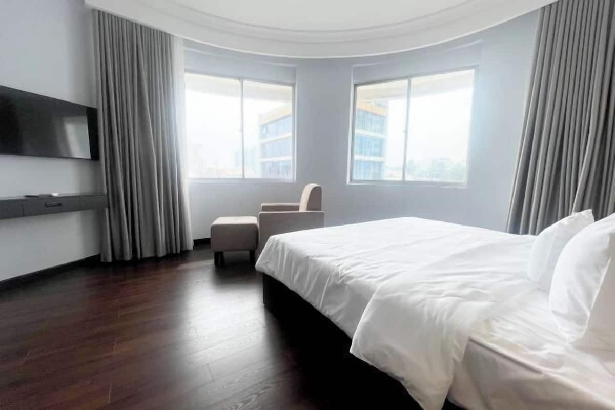 1 bilik tidur, bar mini, meja, langsir/tirai gelap terus