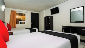 Ein Hotelzimmer mit zwei Betten, einem Flachbildfernseher, einem Kleiderschrank und einem Spiegel.