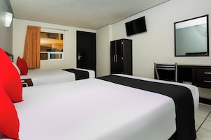 Habitación estándar, 2 camas dobles | Escritorio, tabla de planchar con plancha, ropa de cama