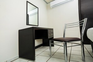 Standard Room, 2 Double Beds | Desk, iron/ironing board, bed sheets - Capital O Hotel Victoria Morelia (Morelia)