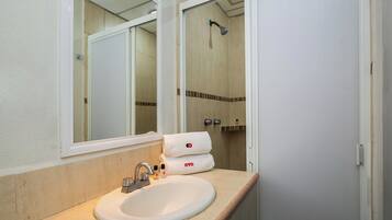 Standardzimmer, 2 Doppelbetten | Badezimmer | Dusche, kostenlose Toilettenartikel, Haartrockner, Handtücher