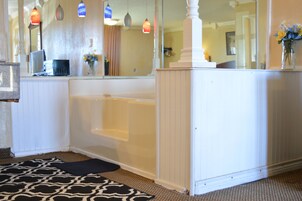 Suite, Badewanne | Bügeleisen/Bügelbrett, Bettwäsche, Wecker