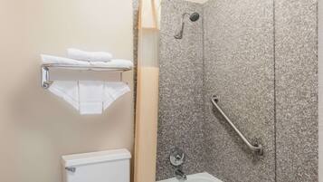 Ein Badezimmer mit Dusche, Toilette und Handtuchhalter.