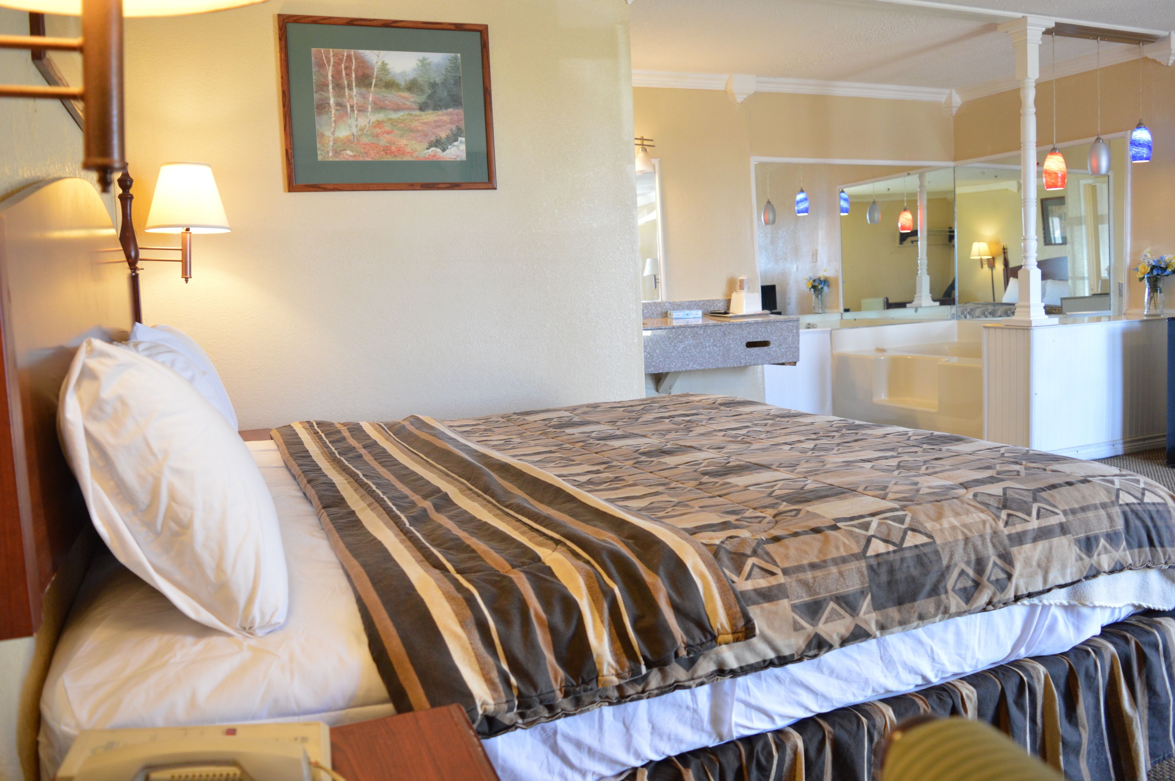 Suite, Bathtub | Iron/ironing board, bed sheets, alarm clocks